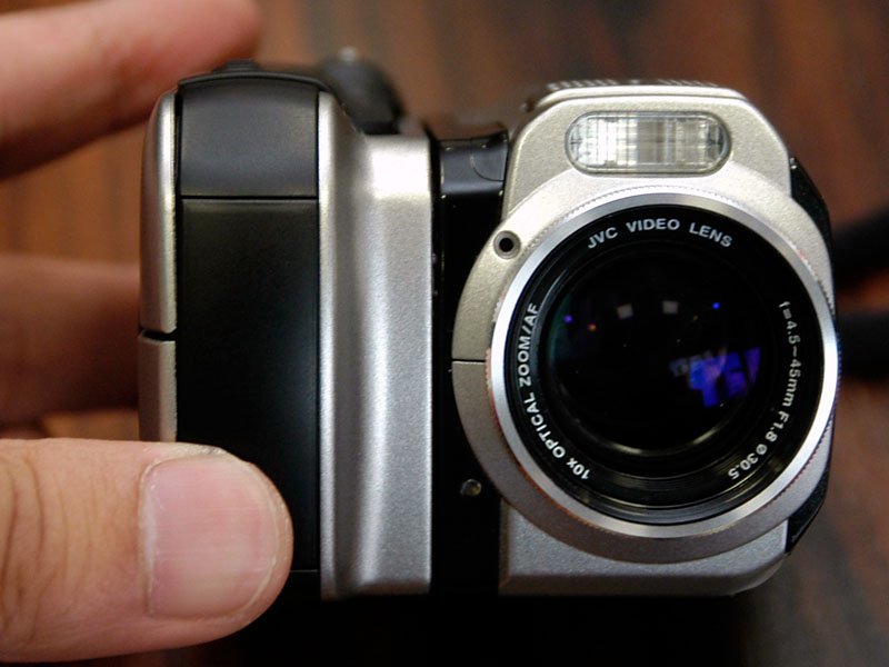 ビクター、1インチHDD/SDカード記録のMPEG-2カメラ