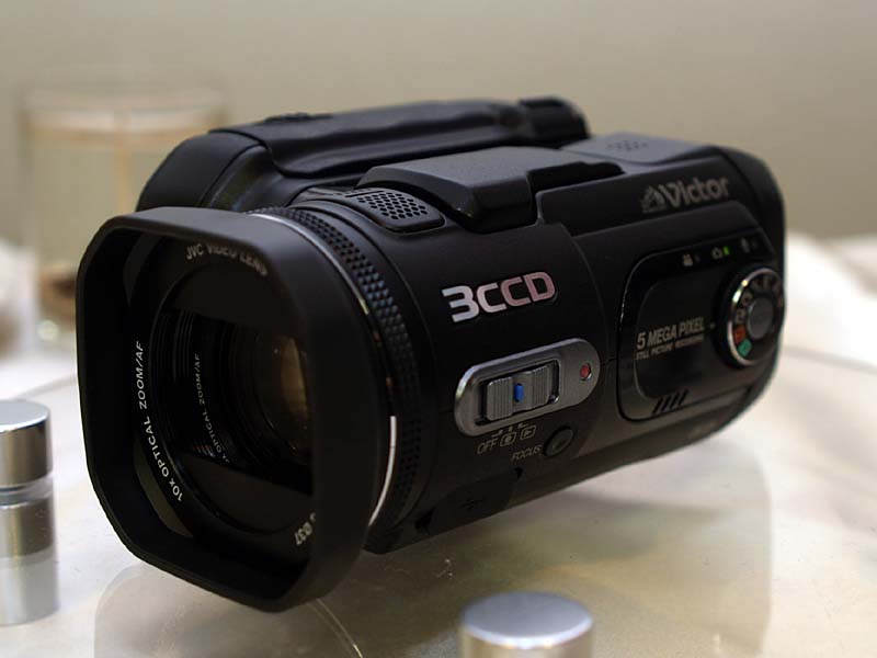 ビクター、3CCD搭載のHDDカメラ「Everio」ハイエンドモデル