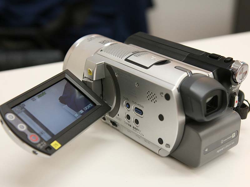 ソニー、30GB 1.8型HDDを搭載したハンディカム