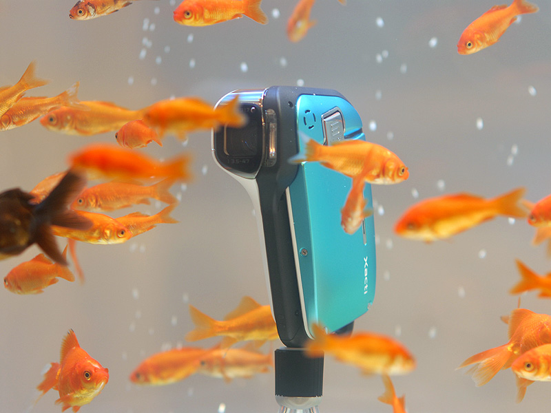 三洋、標準で水中撮影ができる防水「Xacti」