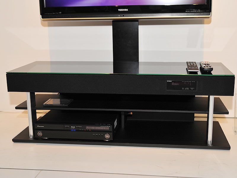 ヤマハ、サウンドプロジェクタ内蔵TVラック「POLYPHONY」