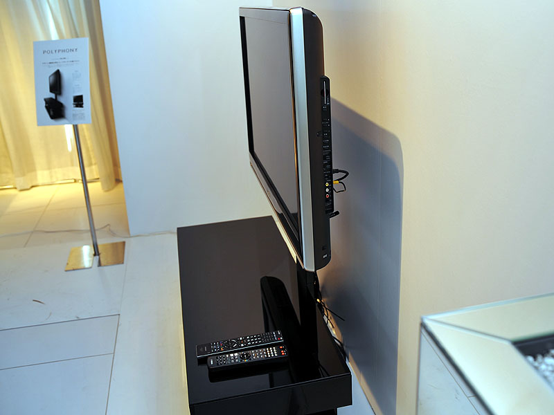 ヤマハ、サウンドプロジェクタ内蔵TVラック「POLYPHONY」