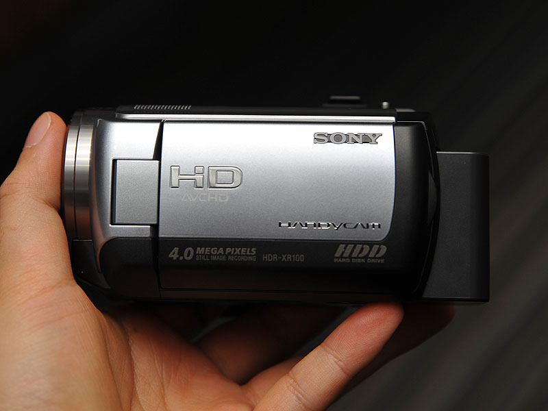 ソニー、16GBメモリ内蔵の小型AVCHDハンディカム