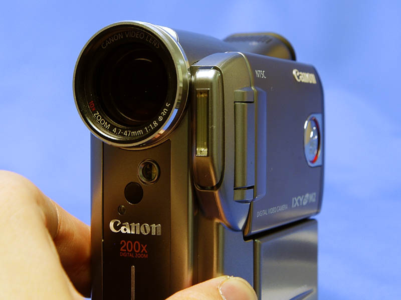 キヤノン、220万画素CCD搭載縦型DVカメラ「IXY DV M2」