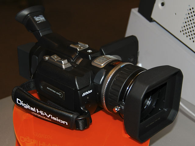 ビクター、世界初の民生用ハイビジョンカメラ