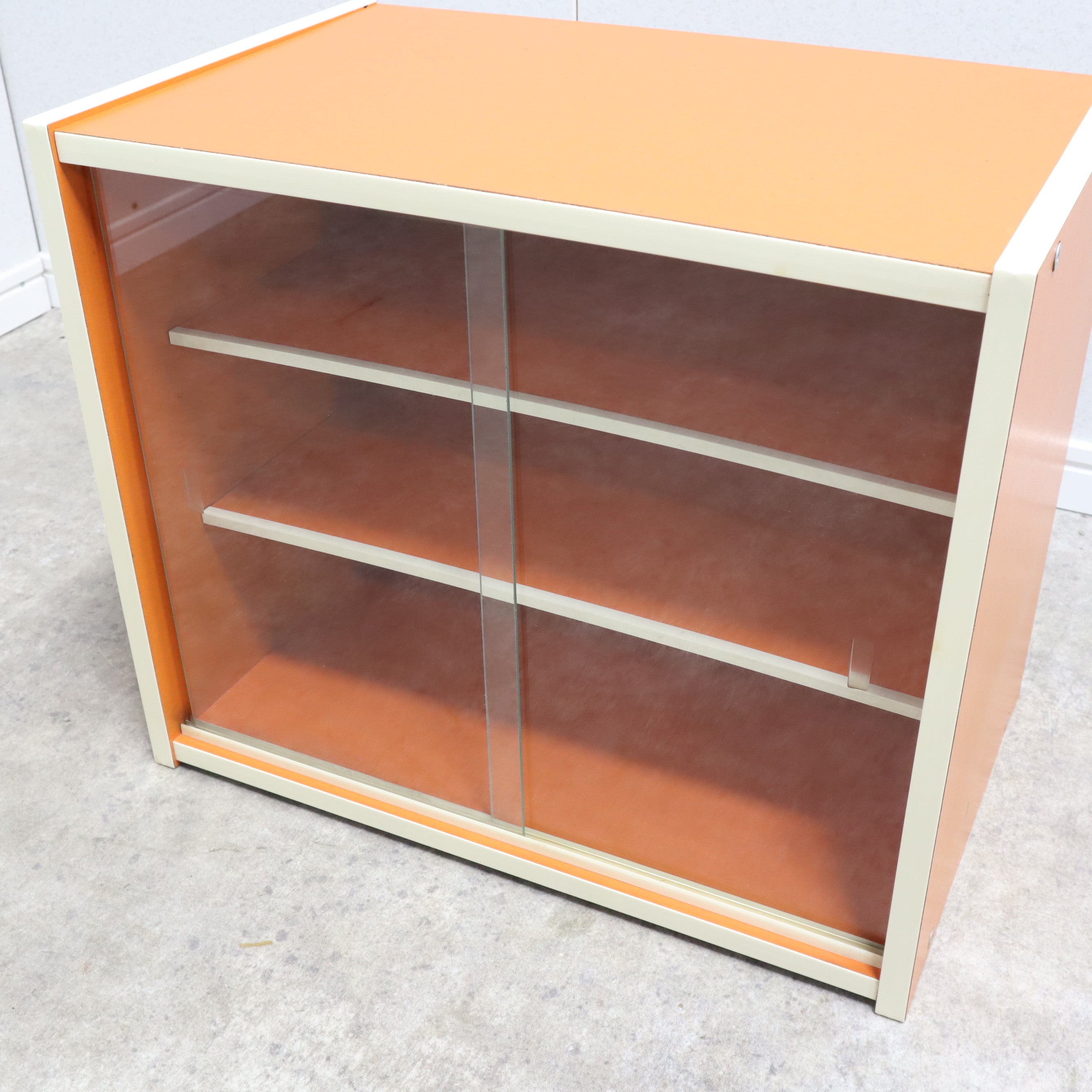 ガラス棚 オレンジ 昭和 レトロポップ 収納棚 コンパクト カラー