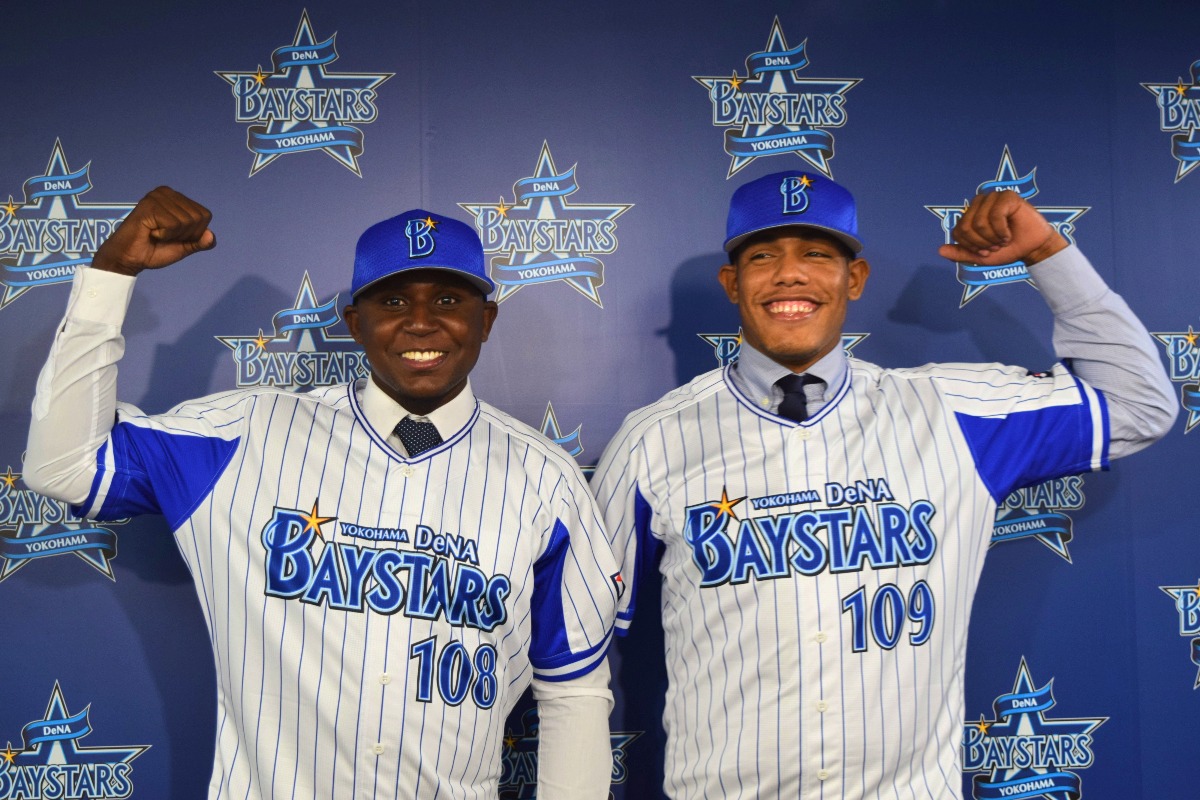 DeNAの新外国人が入団会見！カンペ手に「男は黙って投げるだけ」「横浜