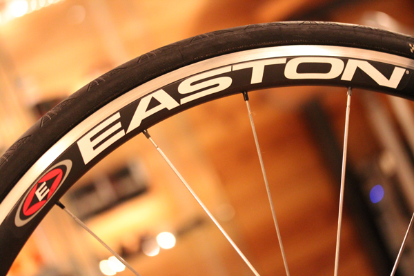 軽量エアロなアルミクリンチャー EASTON（イーストン）EA90 AERO