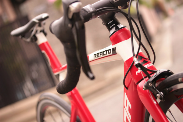 コスパ最強！アルミエアロバイク、メリダリアクト400が入荷致しました