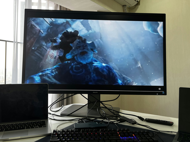 Philips、日本で発売されるかもしれない1本スタンドの42.5インチ VA 4K