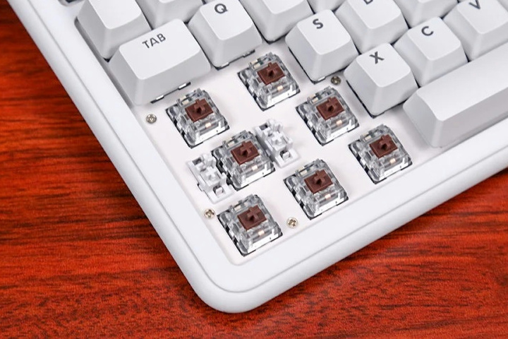 ロジクール 『G713 / G715』 画像など ～着せ替えが楽しそうなテンキー