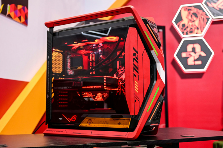 ASUS、フル装備で組まないとサマにならない”ROG x EVANGELION”コラボ第