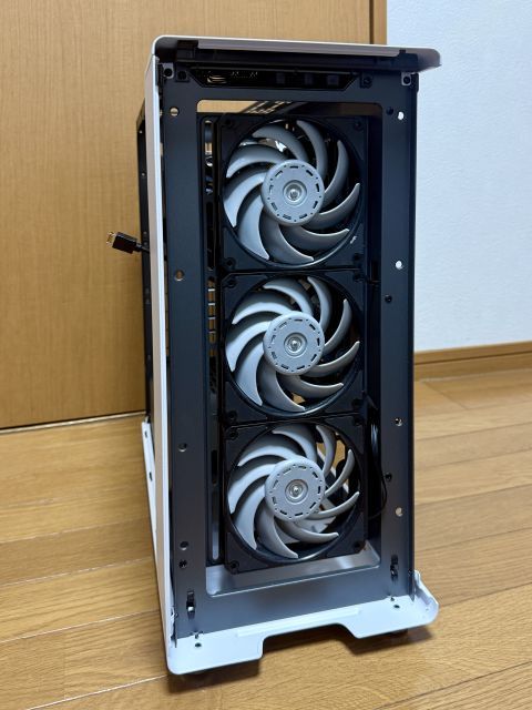 見てくれはいい感じ！Fractal Design North Chalk White PCケース | B