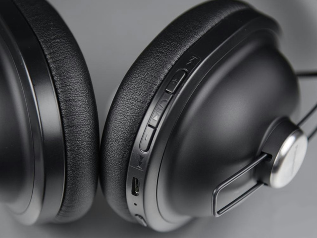 パナソニック、レトロデザインのBluetoothヘッドホン『RP-HTX80B