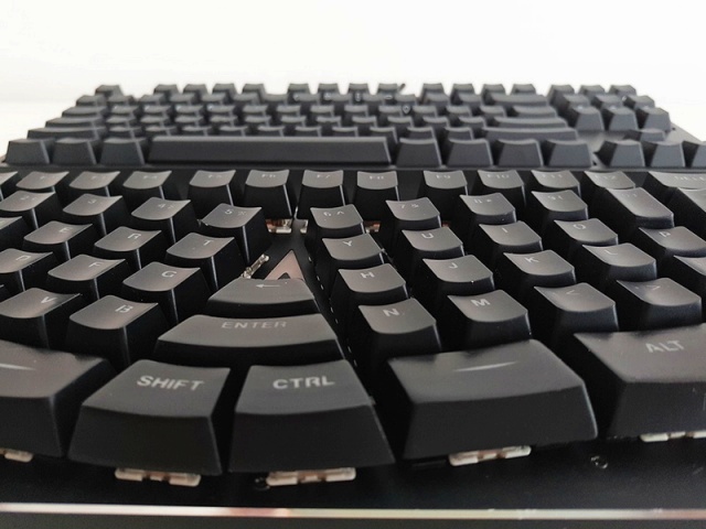 テンキーレスサイズのエルゴノミクス・メカニカルキーボード『X-BOWS