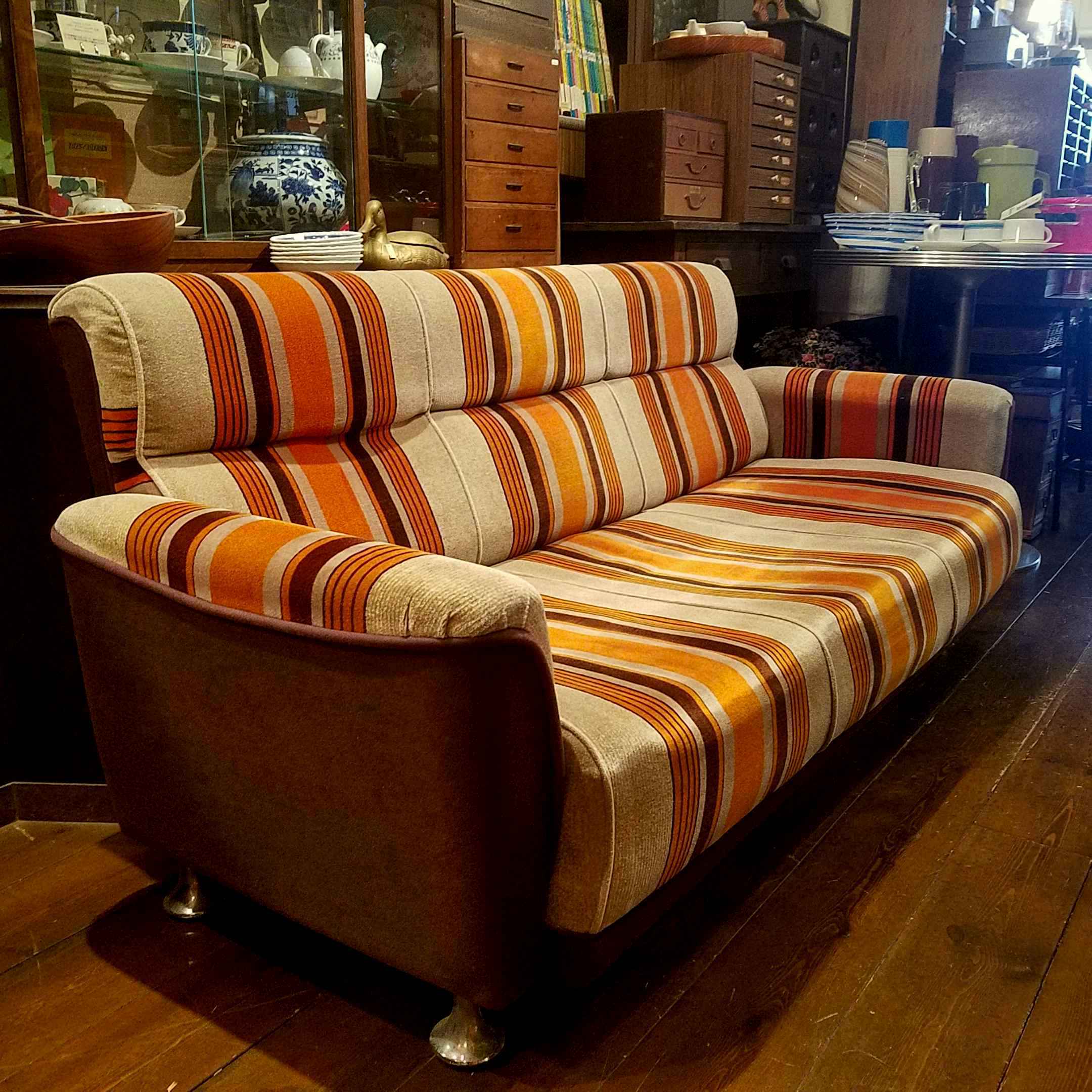 70'sヴィンテージなモケット張りのストライプソファ（3P） - [Sold Out