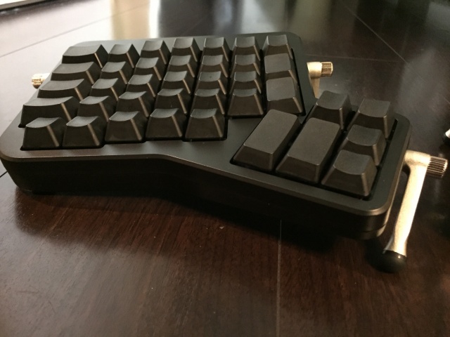 完成品が買えるようになった左右分離型メカニカルキーボード『ErgoDox