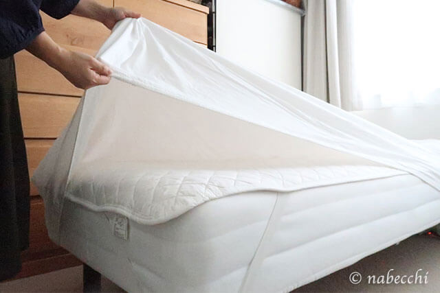 夫婦やカップルのベッドにお勧め。無印スモール脚付きマットレス2台