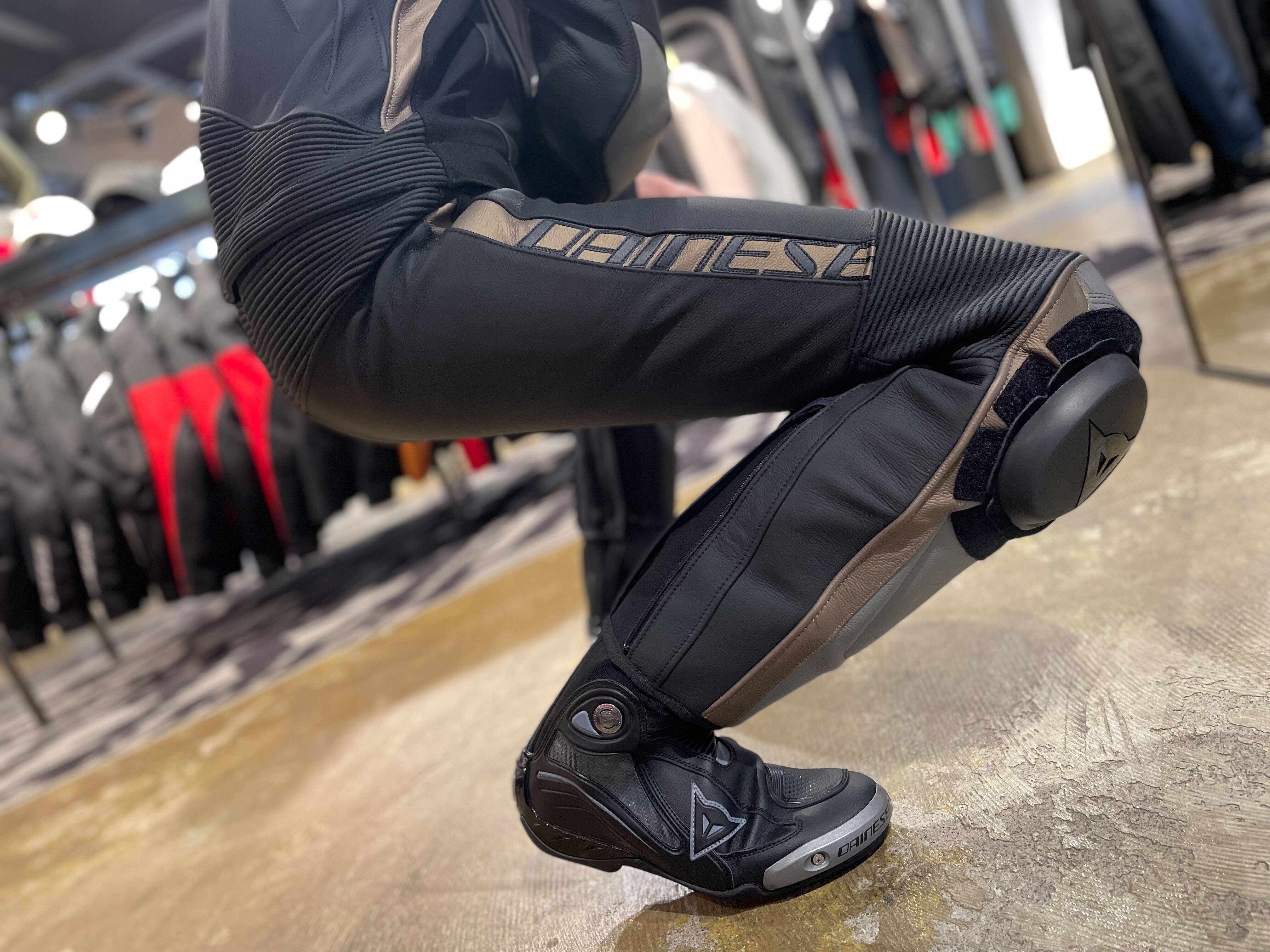 斬新なカラーリングがアイコニックな新作2ピーススーツ 