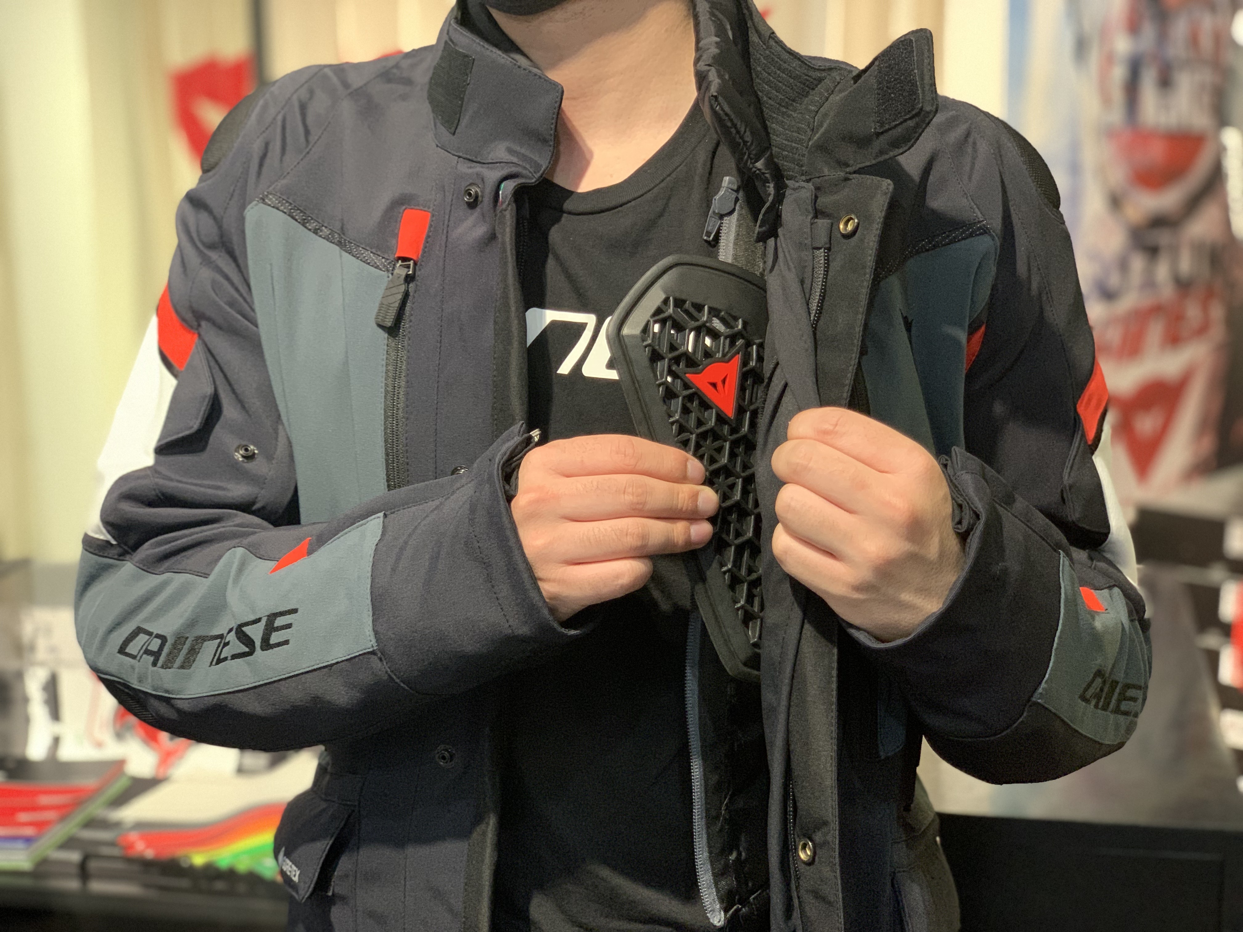 多様な気候に対応するツーリングジャケット《CARVE MASTER 3 GORE-TEX