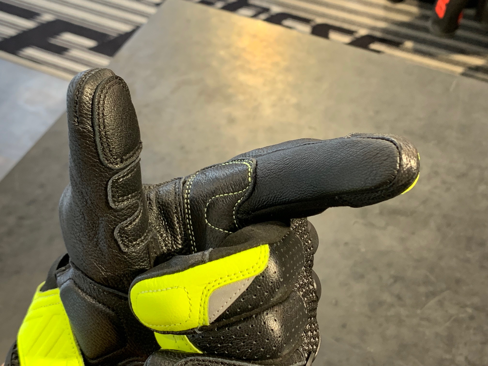 モデルチェンジして快適性が向上した新作グローブ【X-RIDE 2】