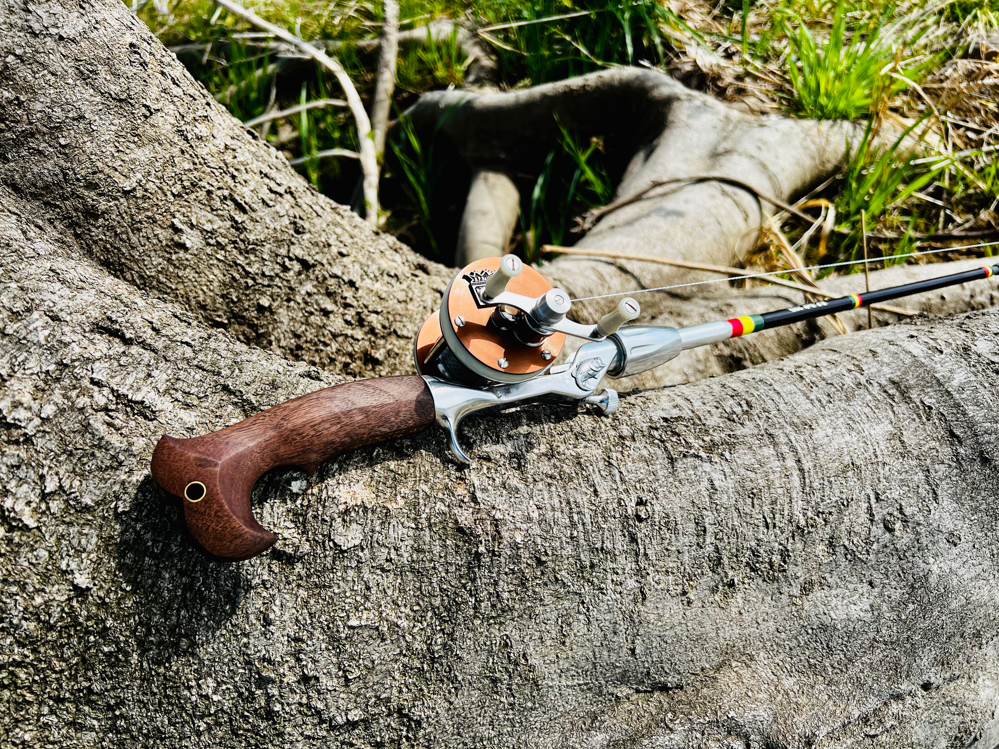 フィッシュテールグリップとグラスアイのエルゴノハンドルを接着する