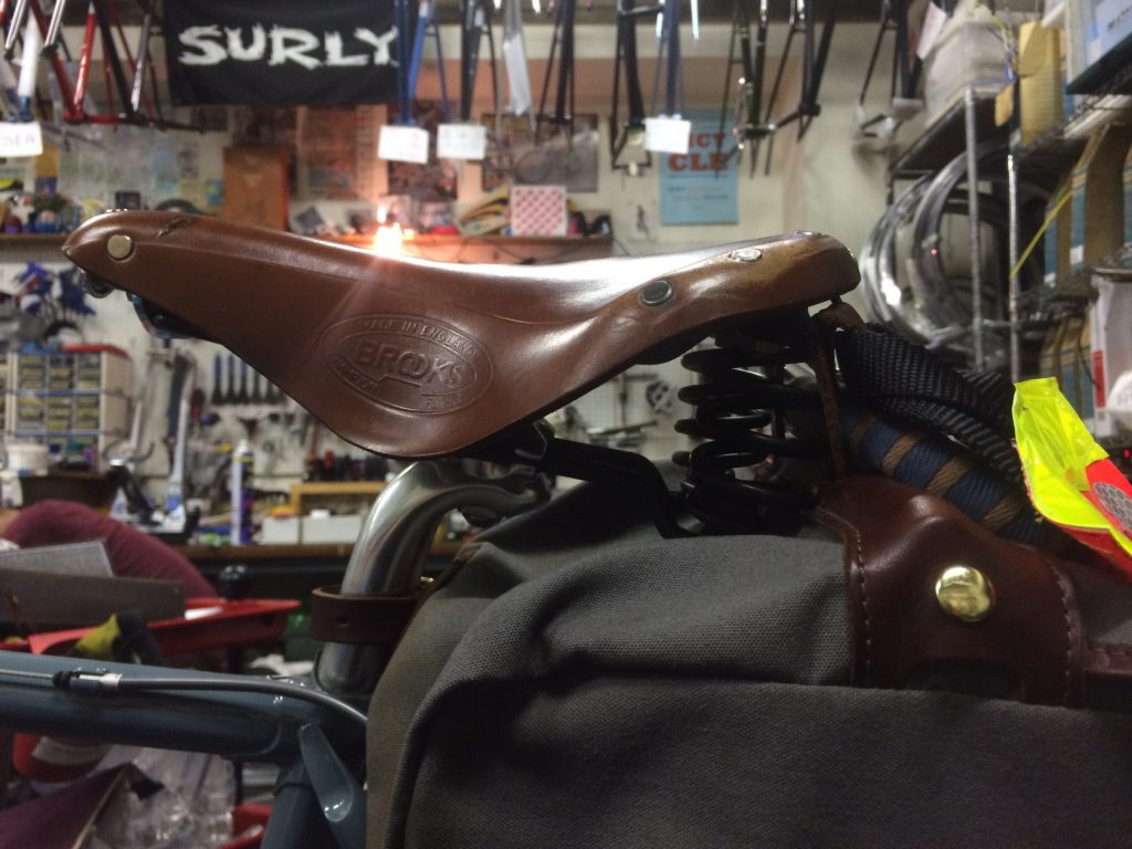 BROOKS* b17 flyer (black) - BLUE LUG ONLINE STORE