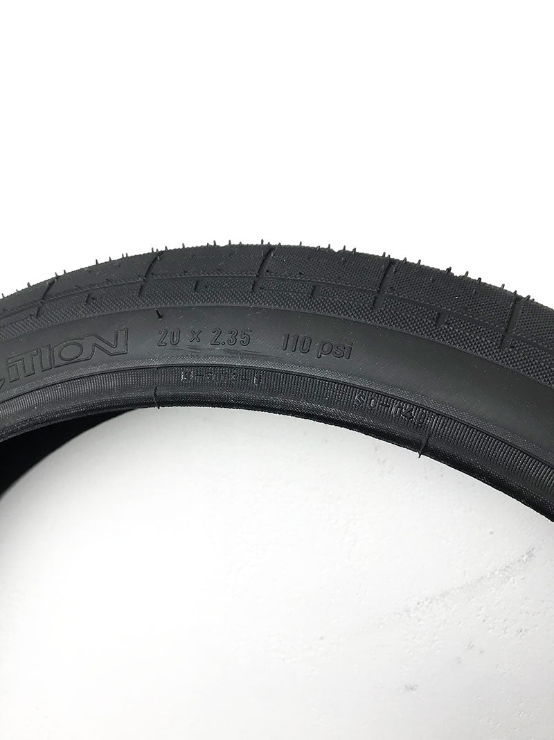 DEMO MOMENTUMタイヤ(20×2.35