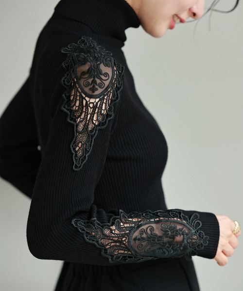 美しく透ける肩レースのタートルネックニットトップス（ニット