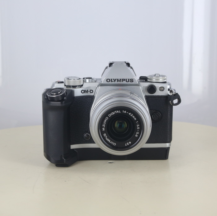 中古】(オリンパス) OLYMPUS OM-D E-M5 MARK2+14-42 IIR｜ナニワ