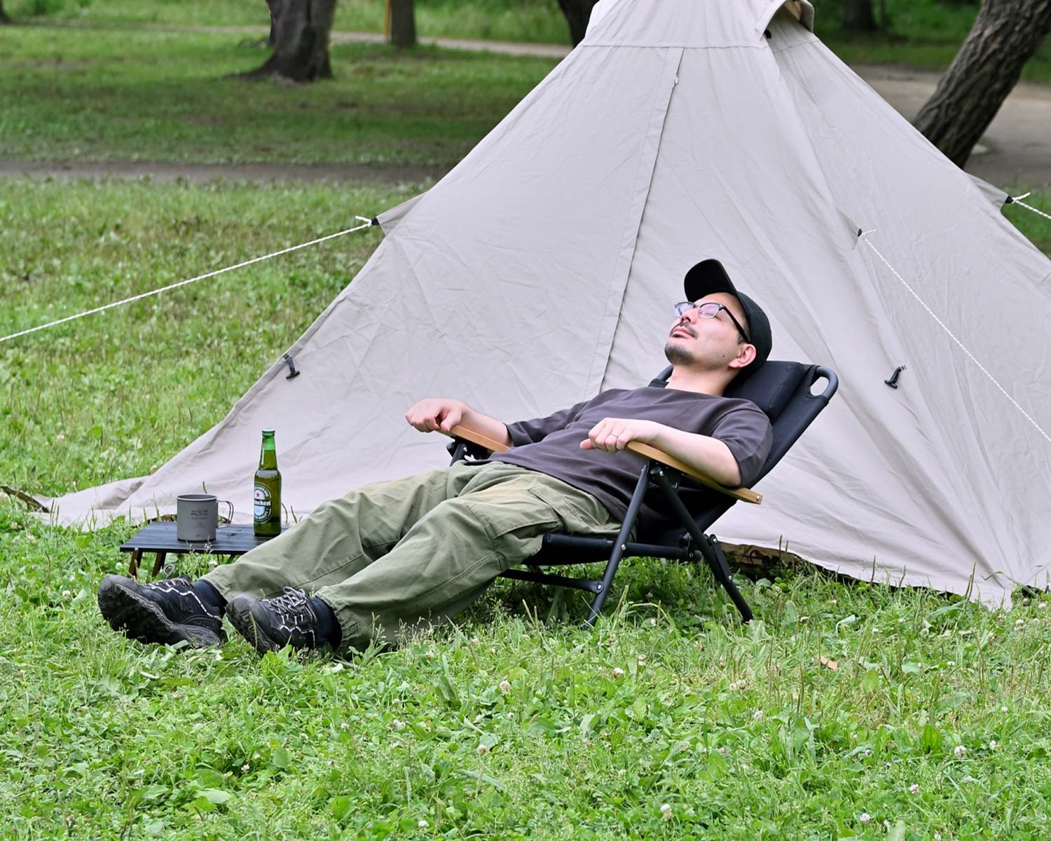 フィールドアから3段階の角度調節が可能な「リクライニングローチェア