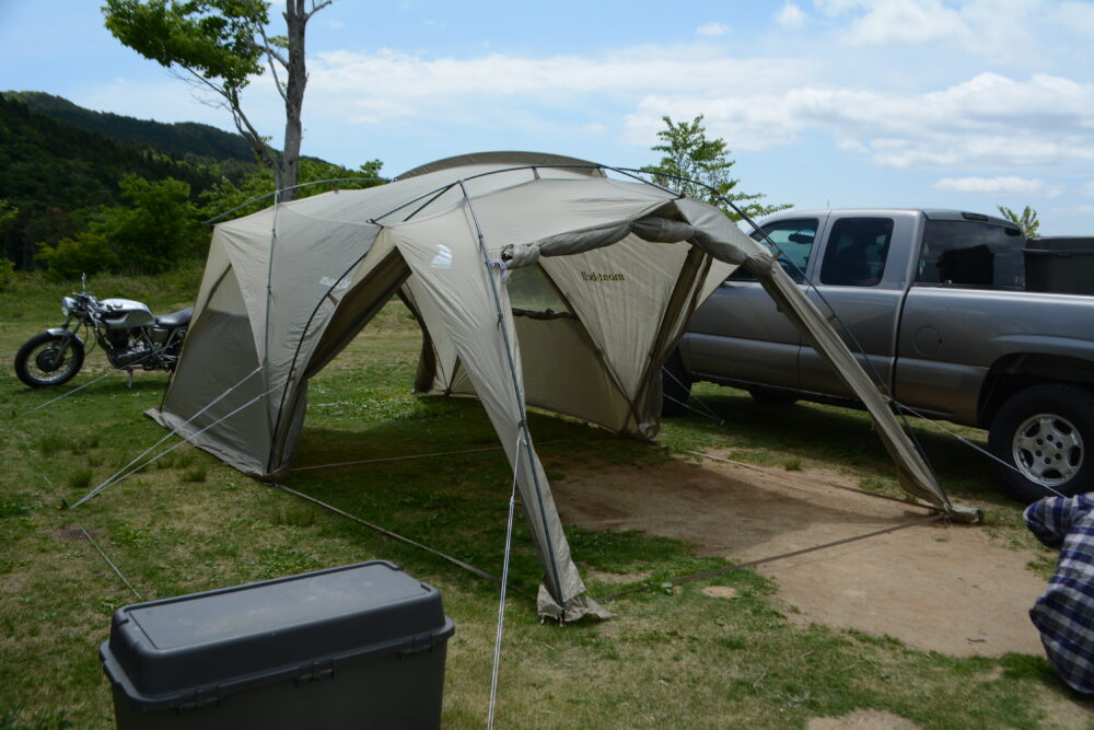 モンベル初のツールームテント【ムーンライトキャビン4】を実用例
