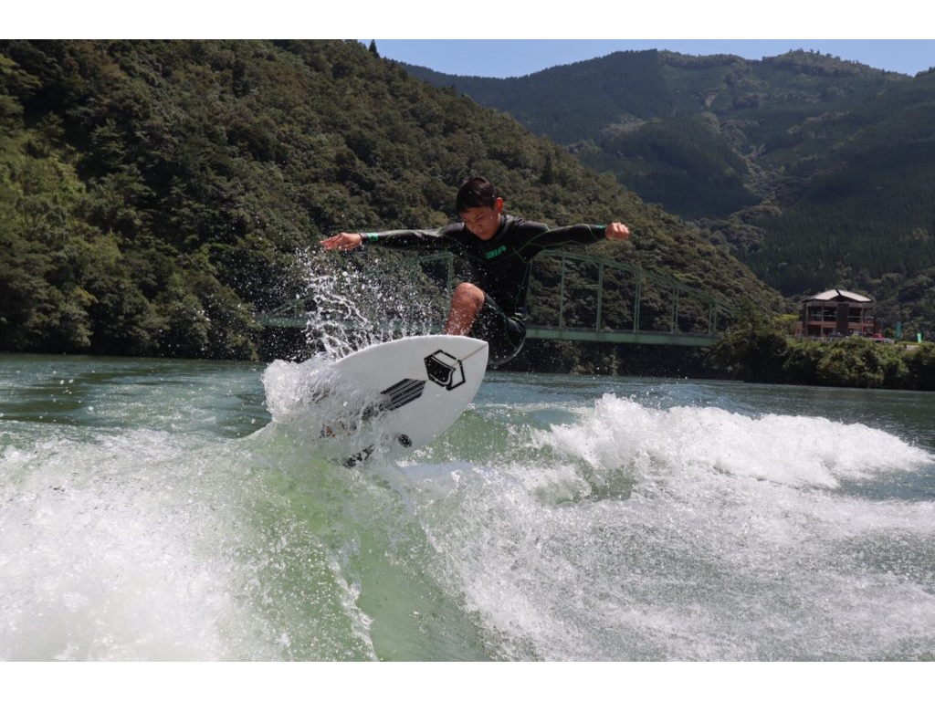 ≪WHIZ WakeSurf≫ ウェイクサーフィン 女性も子供も楽しめる