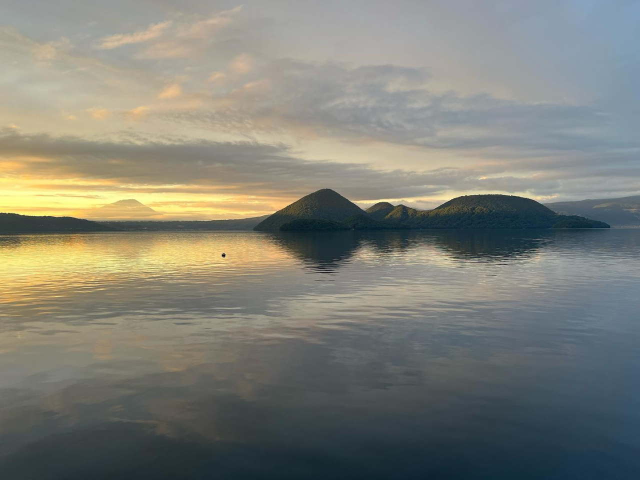 ☆エンジン付きスワンボート☆免許不要で操作も簡単！3名までOK◎/洞爺