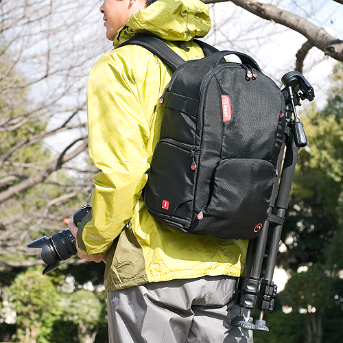 一眼レフカメラリュック（カメラバッグ・三脚取付・横からカメラ