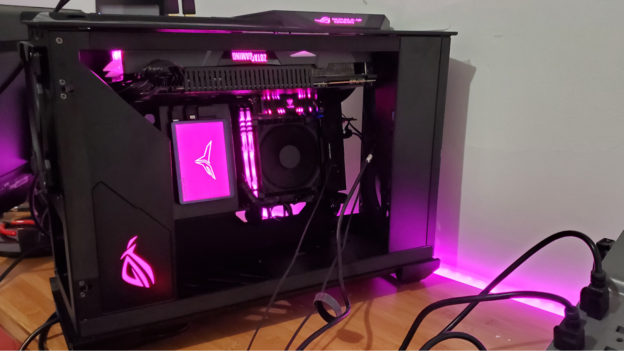 Building in Asus' ROG Z11 ITX Case: Pretty Impracticalities