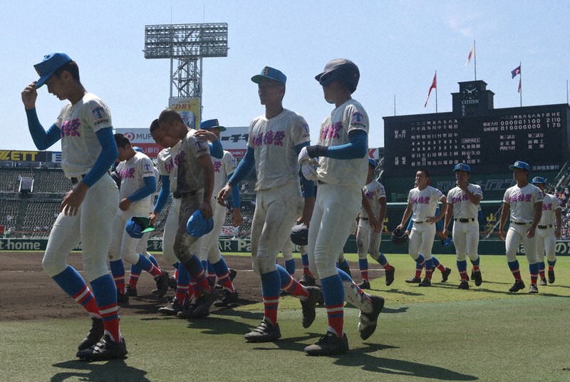 全国高校野球 花咲徳栄、先制実らず 粘り強いプレーに拍手 ／埼玉