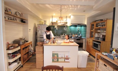 森のようなグリーンのタイルがアクセント！奥様の想いがつまった、自然