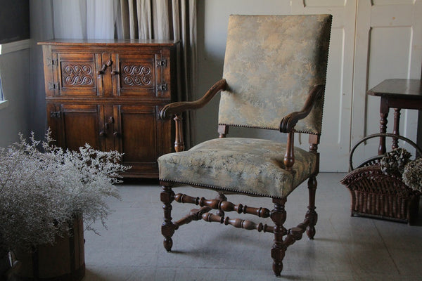 存在感たっぷりなアームチェア（横幅65cm） フランスアンティーク家具