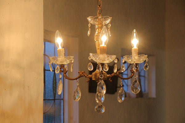 アンティーク初心者にもオススメの小ぶりな3灯シャンデリア フランス