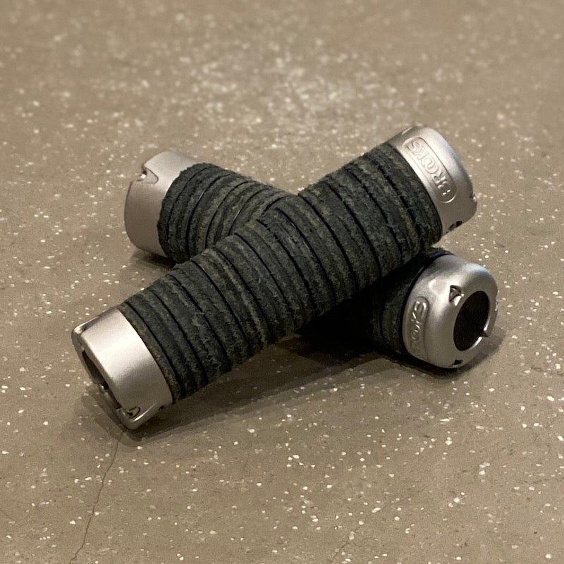 PLUMP LEATHER GRIPS – COG TOKYO