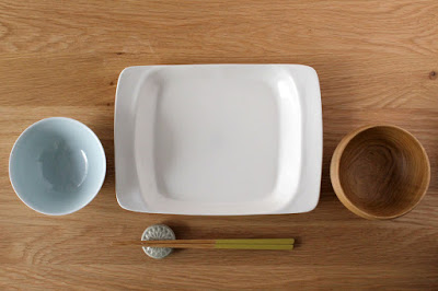 やさしい白と黒の器、井山三希子さんの「YASUMI」シリーズ | お知らせ