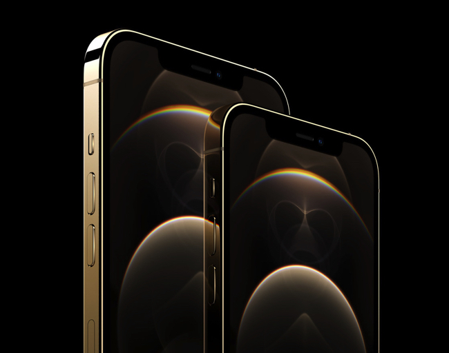 手にした瞬間にその美しさに目を奪われる「iPhone 12 Pro」ゴールドの