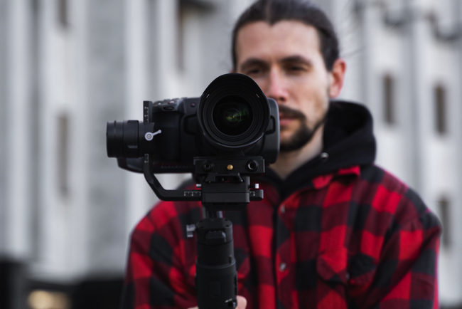 手ブレを抑えてなめらかに動く映像を撮れるカメラ用スタビライザー