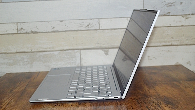 1㎏切りの軽量カーボンボディに高性能を詰め込んだLenovoのノートPC