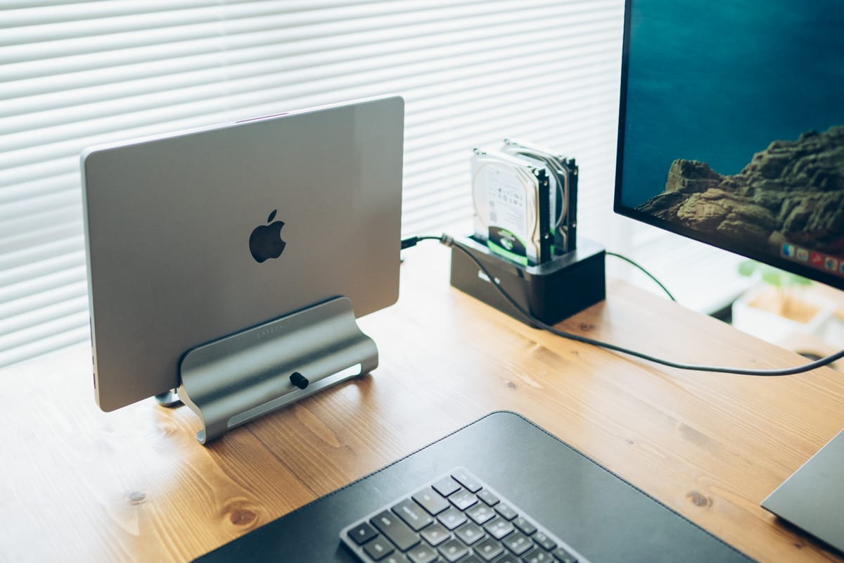 4辺フレームレスのミニマル4K27インチモニター！DELL U2720QMレビュー