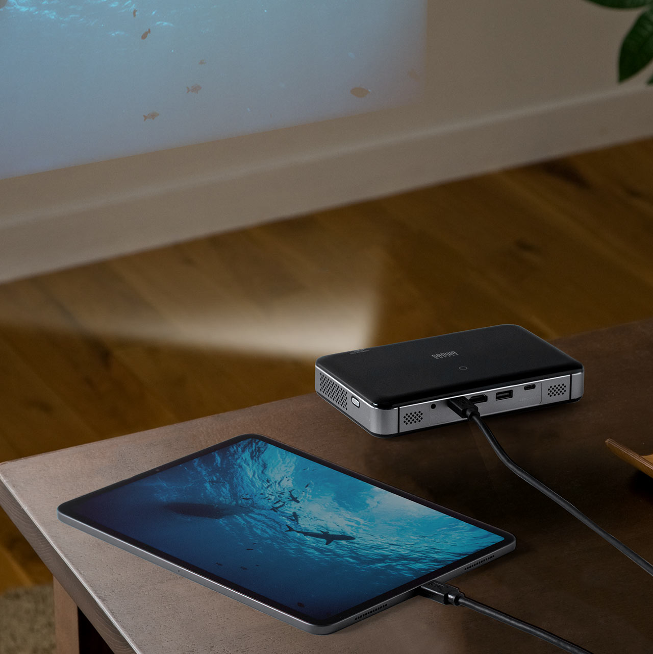 高輝度400ANSIルーメン×バッテリー内蔵！モバイルプロジェクター