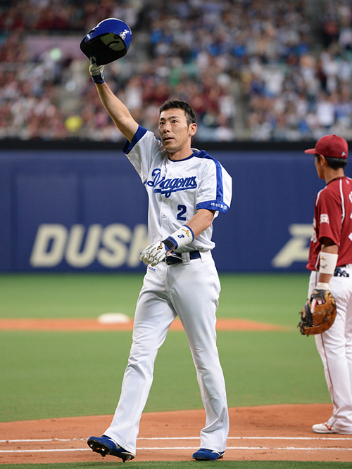 中日ドラゴンズ オフィシャルウェブサイト - 荒木雅博選手 2000安打達成
