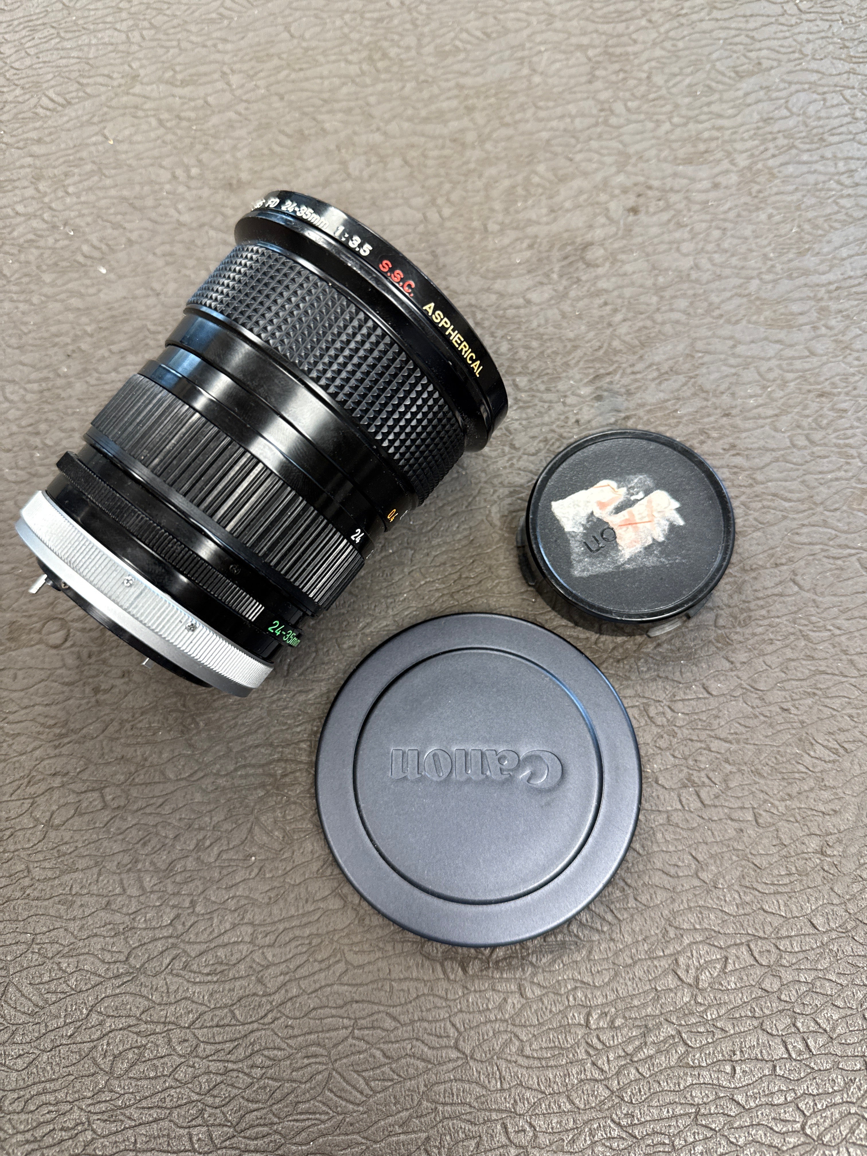 Canon FD 24-35mm f/3.5 S.S.C. Aspherical Zoom Lens S# 13493 – Du