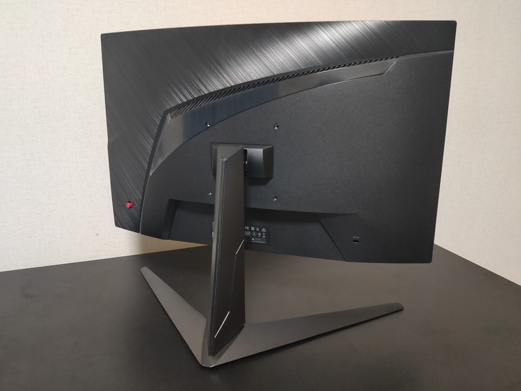 程よいサイズ感と没入感の高さを両立させたeスポーツ向け湾曲モニター
